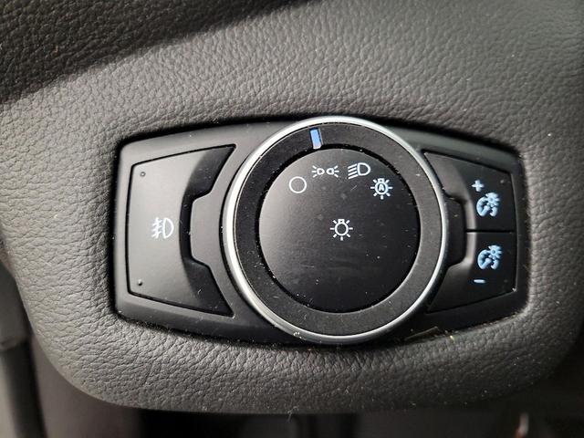 Photo of 2016 White Ford Escape