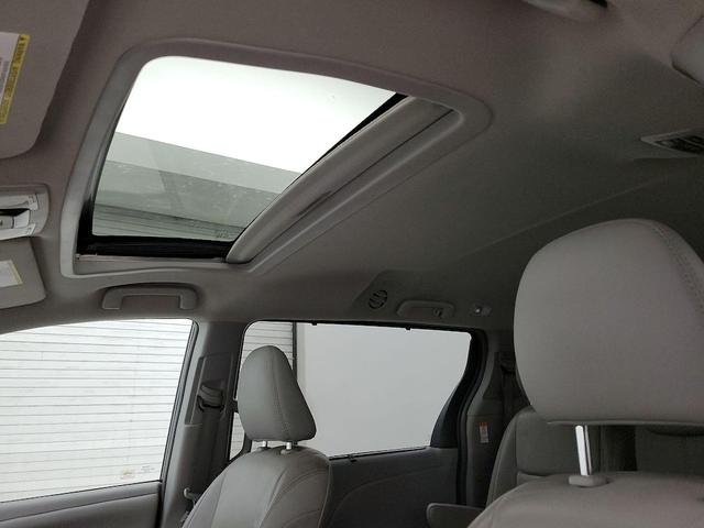 Photo of 2018 Gray Toyota Sienna