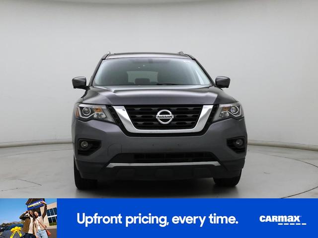 Photo of 2017 Gray Nissan Pathfinder