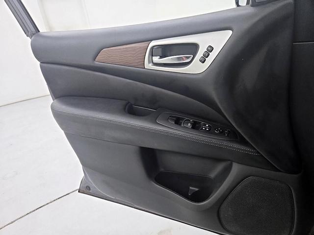 Photo of 2017 Gray Nissan Pathfinder