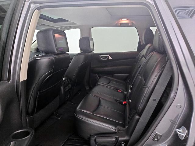 Photo of 2017 Gray Nissan Pathfinder