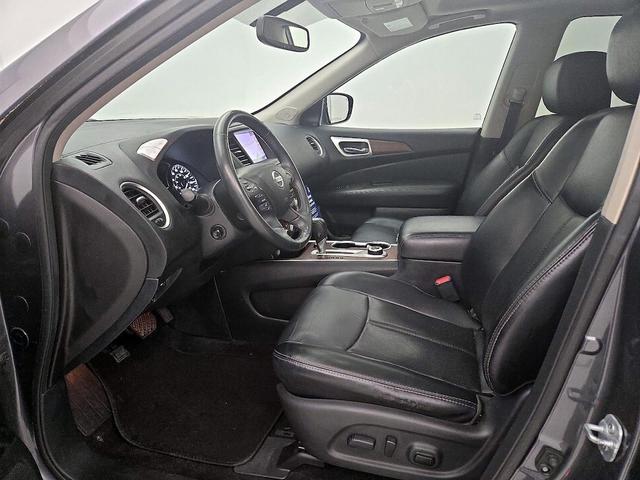 Photo of 2017 Gray Nissan Pathfinder