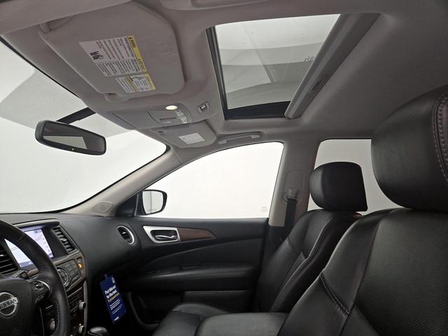 Photo of 2017 Gray Nissan Pathfinder