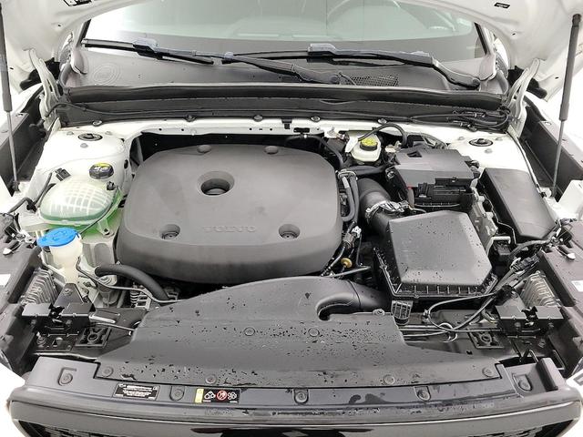 Photo of 2020 White Volvo XC40