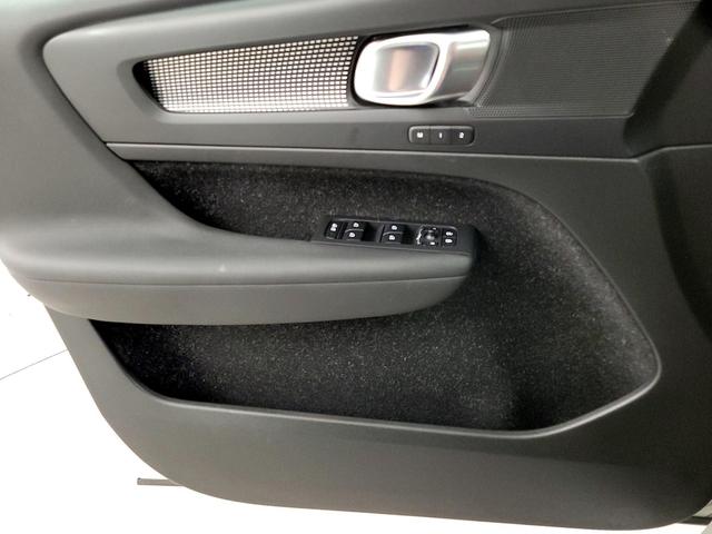 Photo of 2020 White Volvo XC40