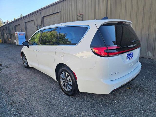 Photo of 2024 White Chrysler Pacifica Hybrid