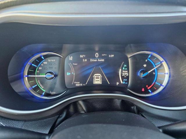 Photo of 2024 White Chrysler Pacifica Hybrid