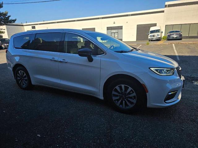 Photo of 2024 White Chrysler Pacifica Hybrid