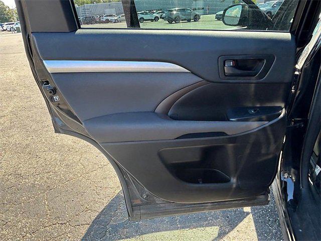 Photo of 2018 Midnight Black Metallic Toyota Highlander