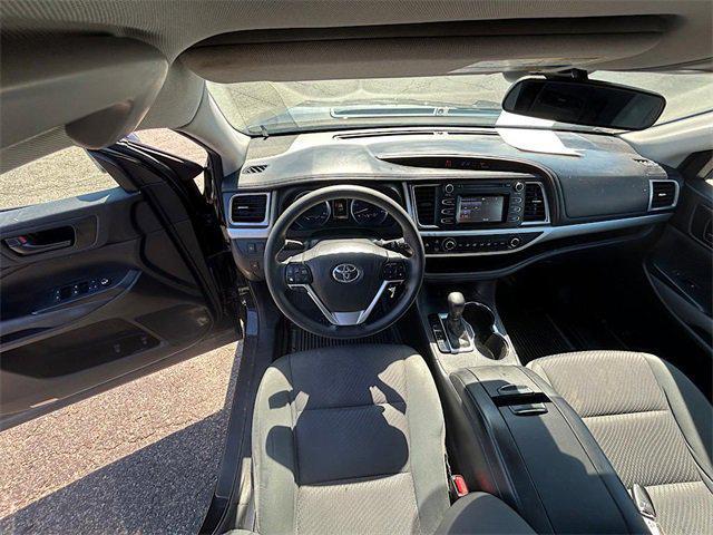 Photo of 2018 Midnight Black Metallic Toyota Highlander