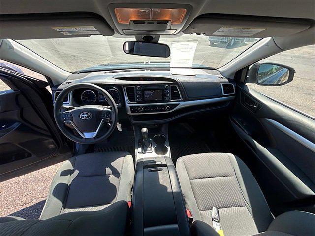 Photo of 2018 Midnight Black Metallic Toyota Highlander
