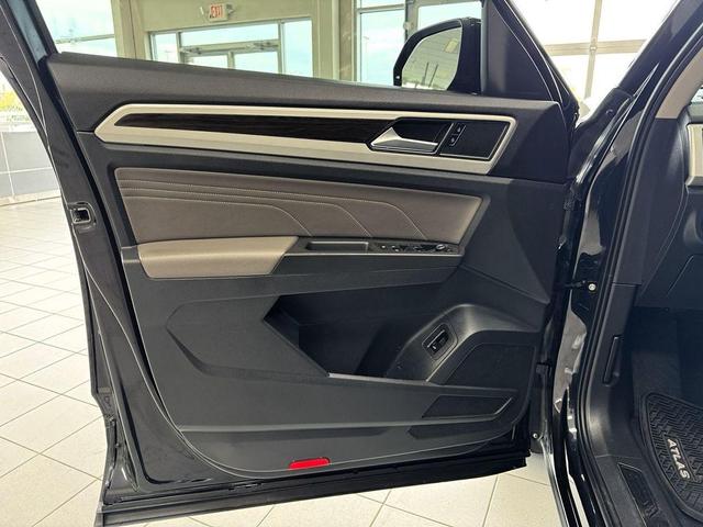 Photo of 2022 Deep Black Pearl Volkswagen Atlas