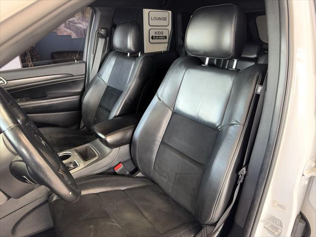 Photo of 2018 Bright White Clearcoat Jeep Grand Cherokee