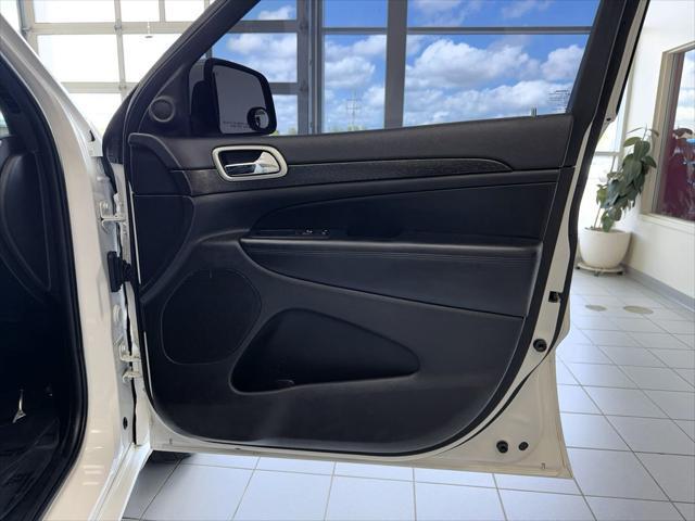 Photo of 2018 Bright White Clearcoat Jeep Grand Cherokee