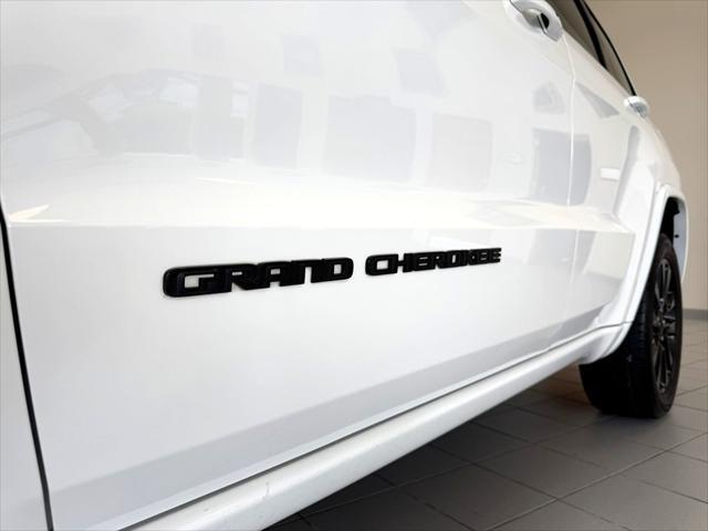 Photo of 2018 Bright White Clearcoat Jeep Grand Cherokee