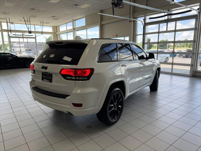 Photo of 2018 Bright White Clearcoat Jeep Grand Cherokee