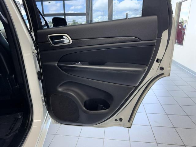 Photo of 2018 Bright White Clearcoat Jeep Grand Cherokee