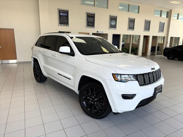 Photo of 2018 Bright White Clearcoat Jeep Grand Cherokee