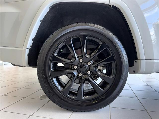 Photo of 2018 Bright White Clearcoat Jeep Grand Cherokee