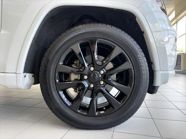 Photo of 2018 Bright White Clearcoat Jeep Grand Cherokee