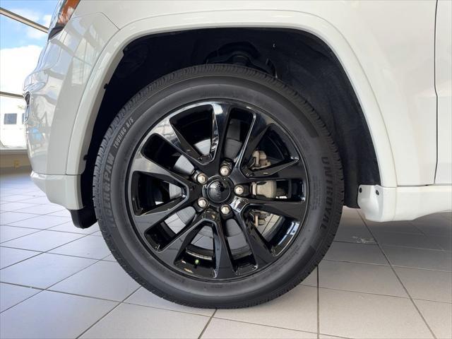 Photo of 2018 Bright White Clearcoat Jeep Grand Cherokee