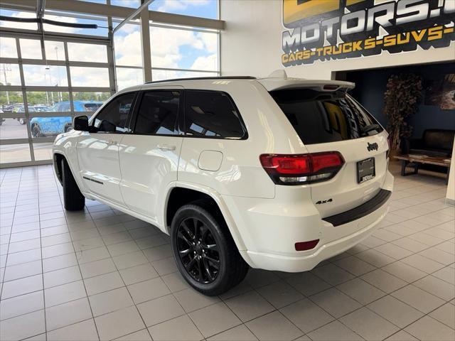 Photo of 2018 Bright White Clearcoat Jeep Grand Cherokee