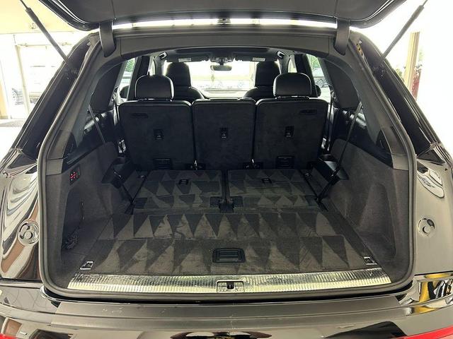 Photo of 2018 Night Black Audi Q7
