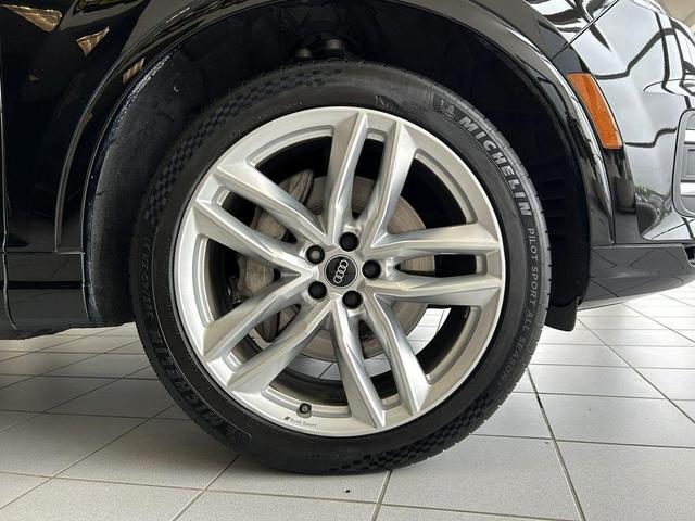 Photo of 2018 Night Black Audi Q7