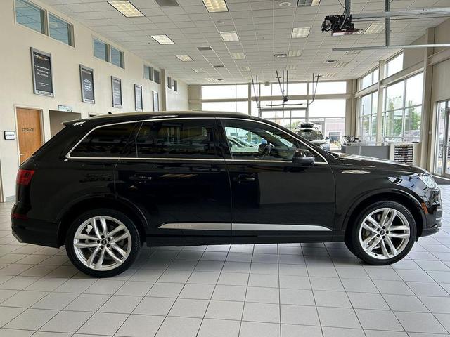 Photo of 2018 Night Black Audi Q7