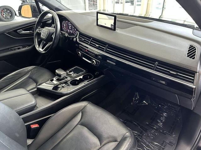 Photo of 2018 Night Black Audi Q7