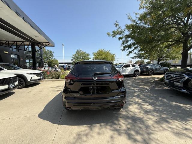 Photo of 2024 Super Black Nissan Kicks
