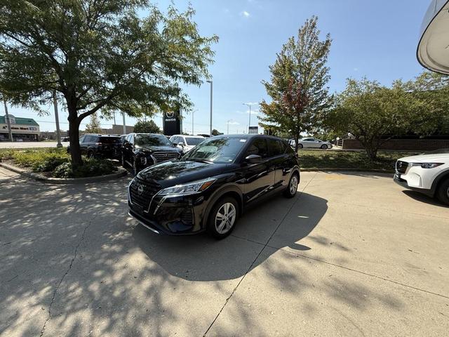 Photo of 2024 Super Black Nissan Kicks