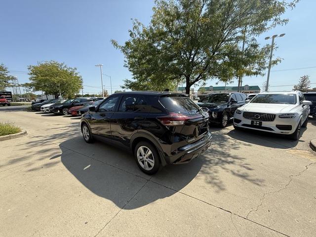 Photo of 2024 Super Black Nissan Kicks
