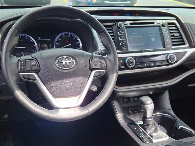 Photo of 2017 Ooh La La Rouge Mica Toyota Highlander