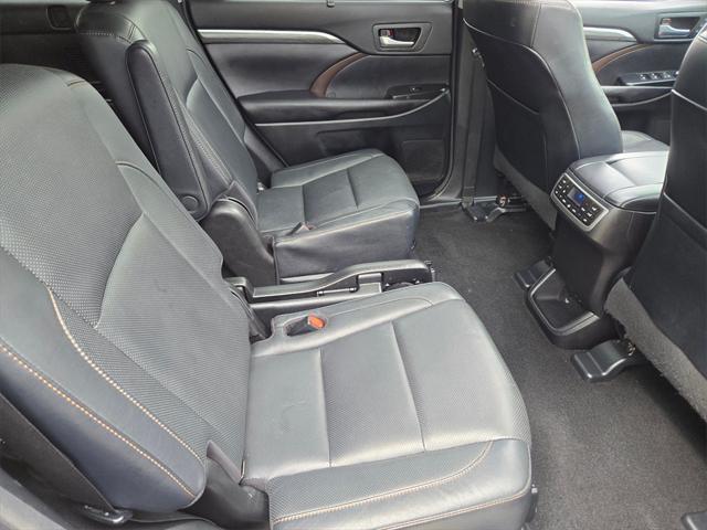 Photo of 2017 Ooh La La Rouge Mica Toyota Highlander