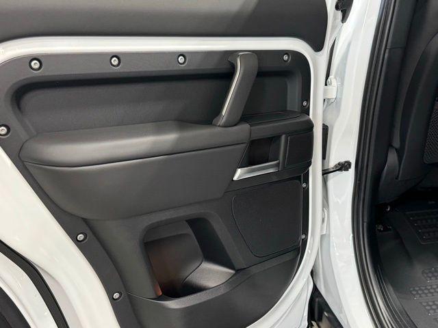 Photo of 2025 Fuji White Land Rover Defender