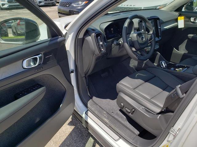 Photo of 2025 White Pearl Volvo XC40