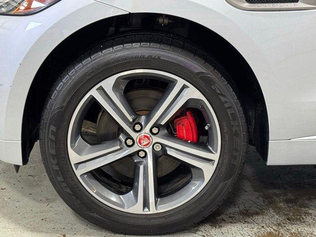 Photo of 2019 Indus Silver Metallic Jaguar F-PACE