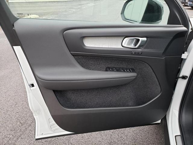 Photo of 2025 White Pearl Volvo XC40
