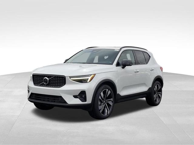 Photo of 2025 White Pearl Volvo XC40