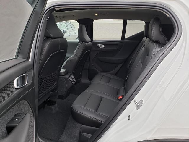 Photo of 2025 White Pearl Volvo XC40