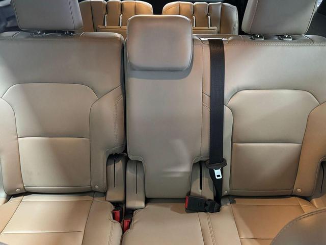 Photo of 2019 White Platinum Clearcoat Metallic Ford Explorer