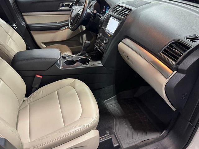 Photo of 2019 White Platinum Clearcoat Metallic Ford Explorer