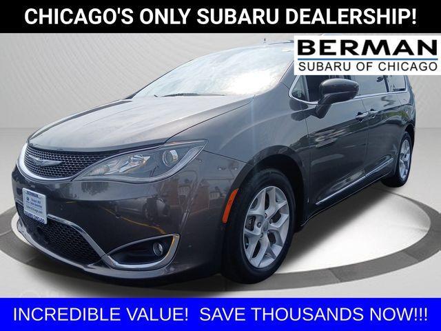 Photo of 2018 Granite Crystal Clearcoat Metallic Chrysler Pacifica