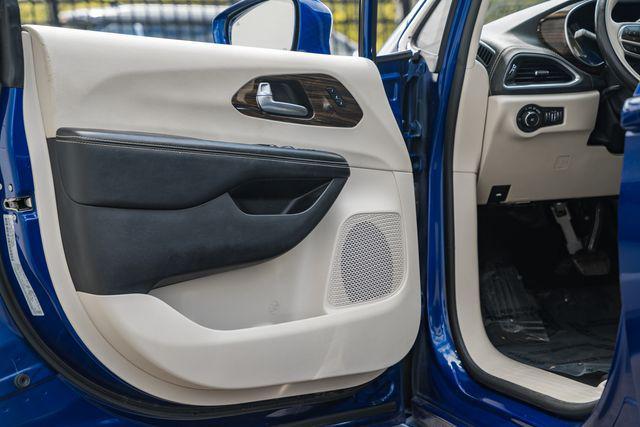 Photo of 2021 Ocean Blue Metallic Chrysler Pacifica Hybrid