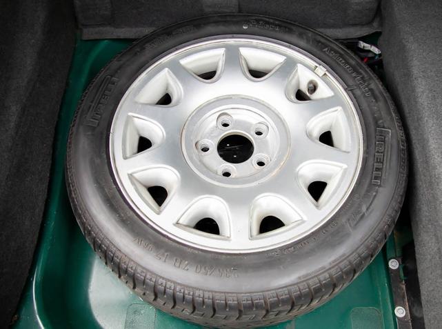 Photo of 2003 British Racing Green Jaguar XJ8