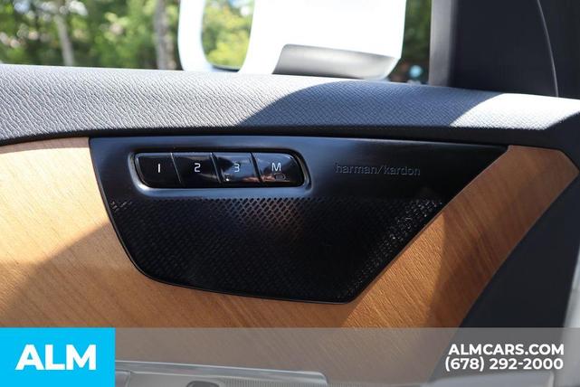Photo of 2022 Crystal White Metallic Volvo XC90