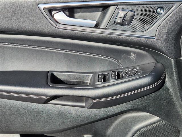 Photo of 2022 ICONIC SILVER Ford Edge