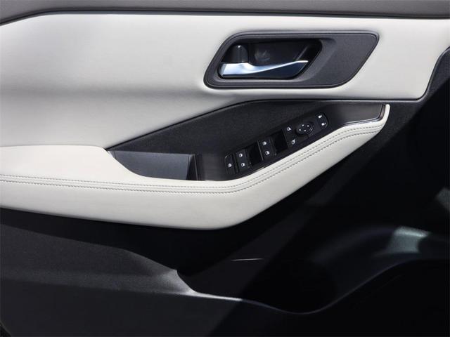 Photo of 2025 Super Black Nissan Rogue
