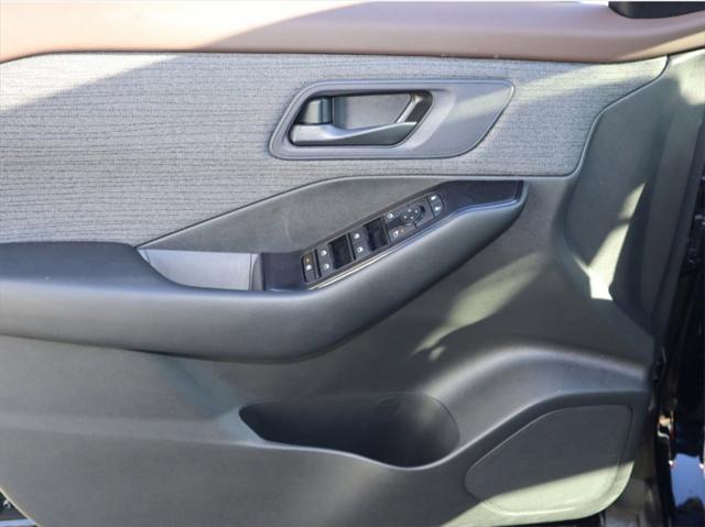 Photo of 2023 Super Black Nissan Rogue
